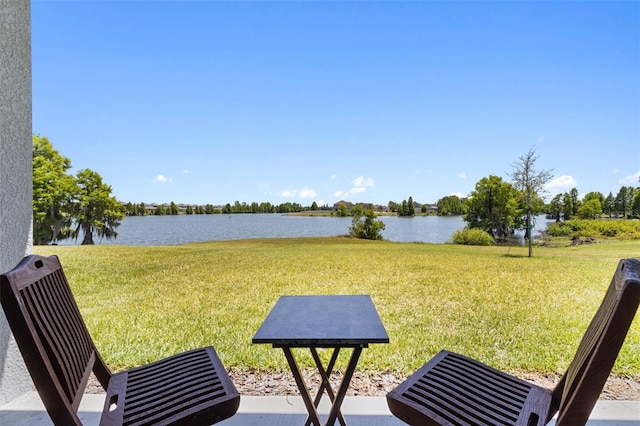 view of yard featuring a water view