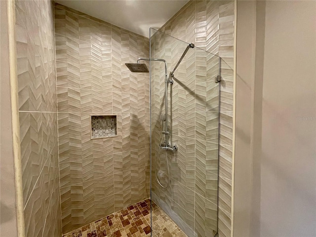 bathroom featuring a tile shower