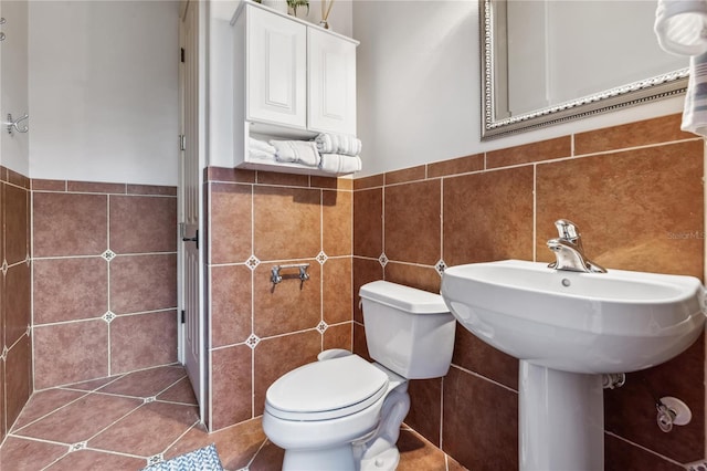 1716 Greystone Ct, Longwood, FL 32779 - bathroom featuring tile walls, a wainscoted wall, and toilet