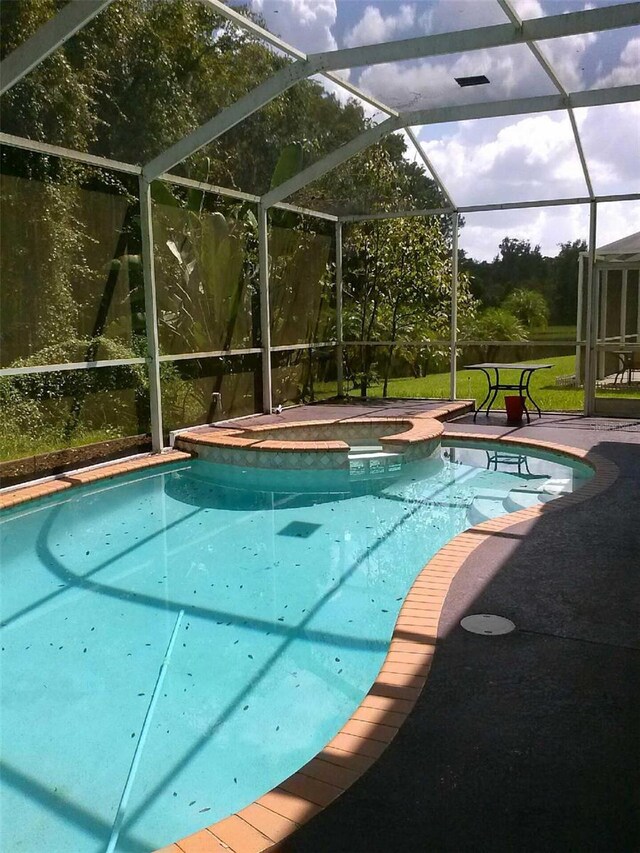 2011 N 61st St, Tampa, FL 33619 - view of pool featuring a pool with connected hot tub, a patio, and a lanai