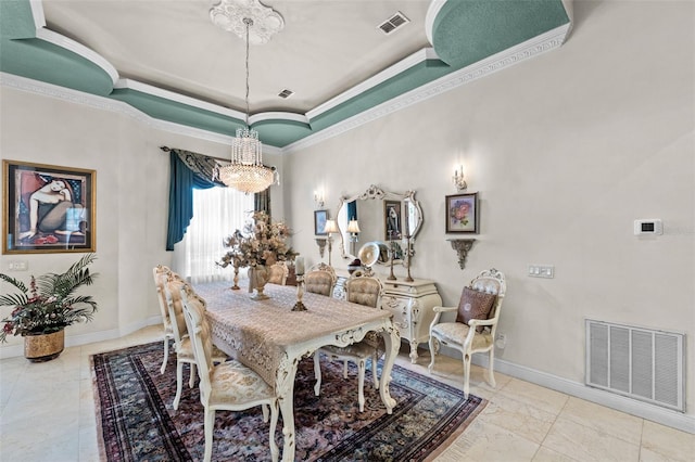 dining room featuring visible vents, ornamental molding, a tray ceiling, and a notable chandelier
