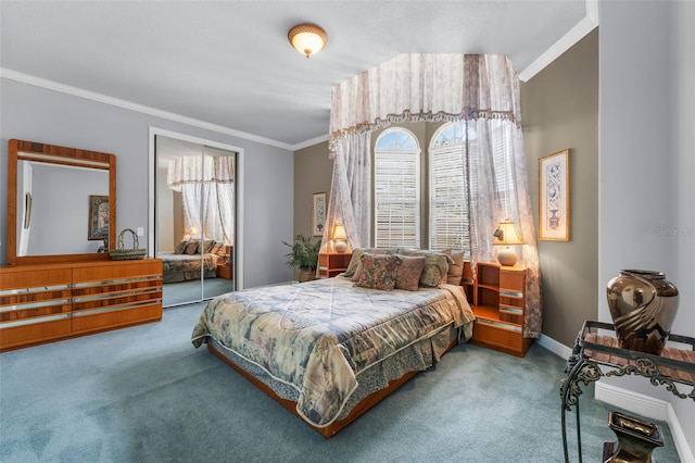 bedroom with crown molding, carpet, baseboards, and a closet