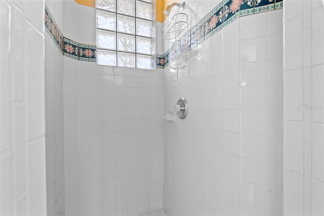 bathroom featuring tiled shower