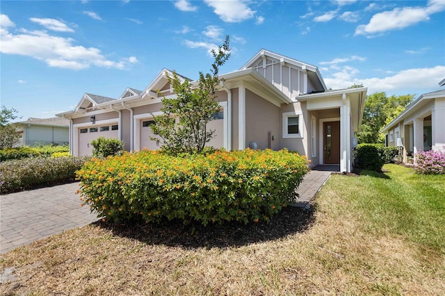 2423 Datura Loop, Saint Cloud, FL 34772 - view of front of home featuring an attached garage, stucco siding, and a front lawn