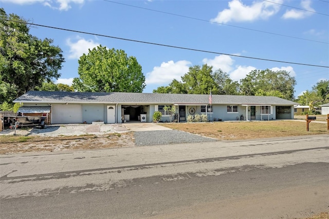 view of front of property featuring an attached garage, driveway, and a front yard
