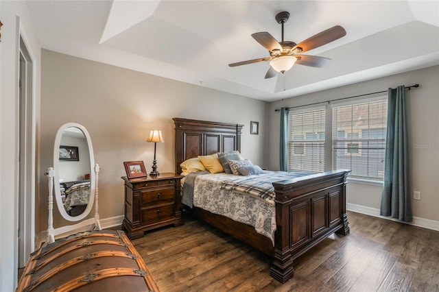 bedroom featuring dark wood-style flooring, baseboards, and a ceiling fan