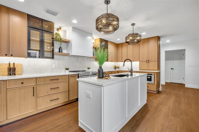 1218 Fairway Dr, Winter Park, FL 32792 - kitchen featuring a sink, wood finished floors, decorative backsplash, recessed lighting, and pendant lighting