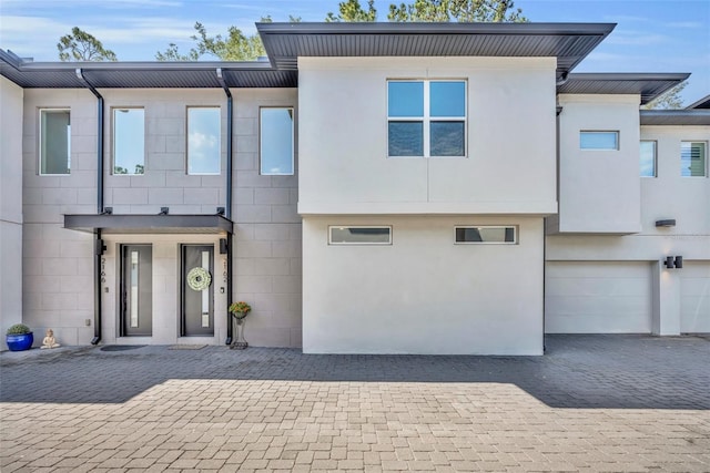 view of front facade featuring an attached garage and driveway