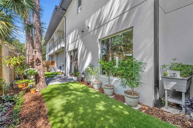 view of yard with fence and a balcony