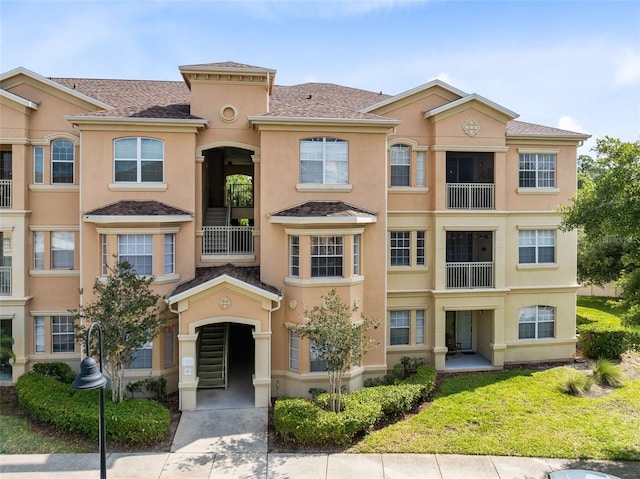 view of front of property featuring stucco siding and a balcony