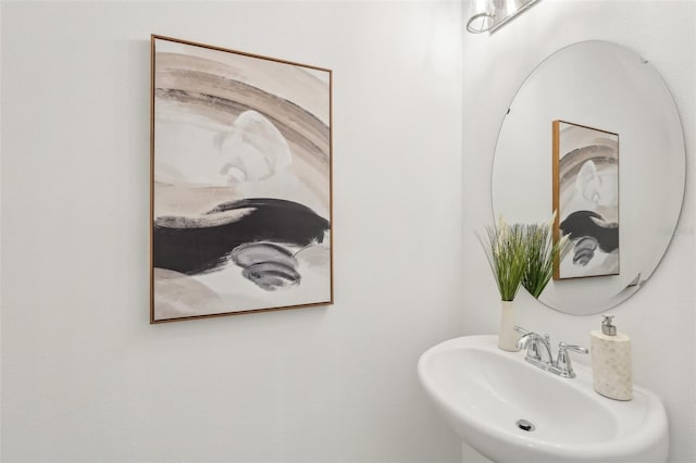734 Longboat Dr, Davenport, FL 33896 - bathroom featuring a sink