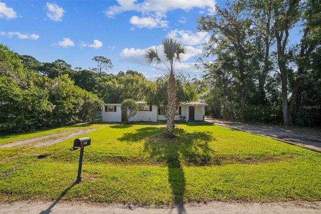 view of front facade featuring a front lawn
