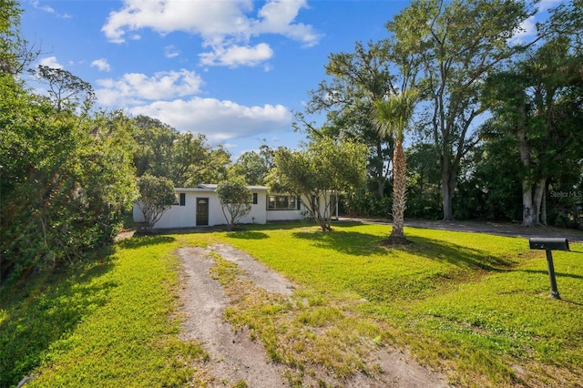 view of front of property featuring stucco siding and a front lawn
