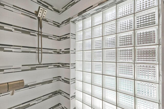 2525 Venetian Way, Winter Park, FL 32789 - bathroom with a tile shower