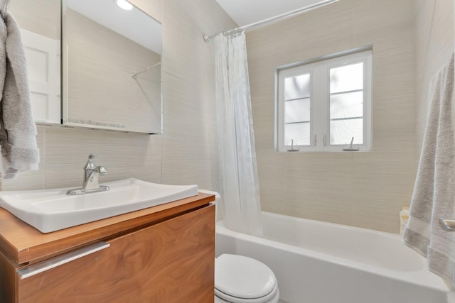 2525 Venetian Way, Winter Park, FL 32789 - full bath with vanity, tasteful backsplash, shower / bath combo with shower curtain, and toilet