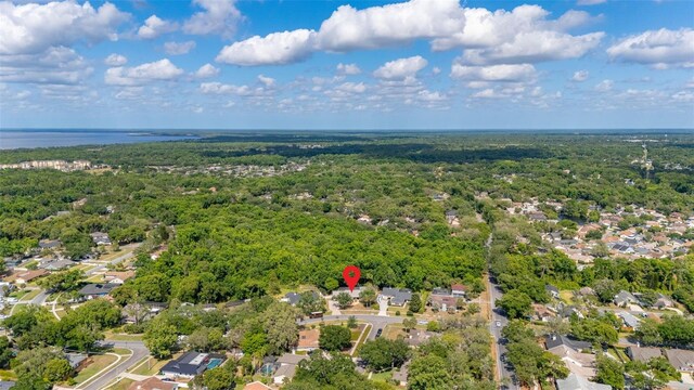 birds eye view of property featuring a residential view and a forest view