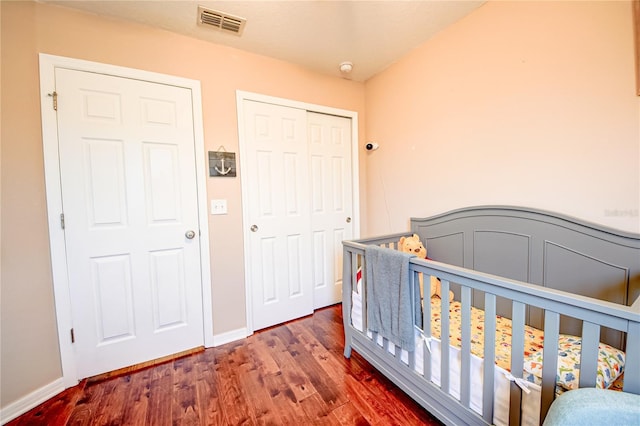 7348 Yoder St, Windermere, FL 34786 - bedroom featuring a nursery area, baseboards, wood finished floors, visible vents, and a closet