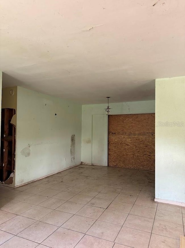 unfurnished room featuring light tile patterned flooring