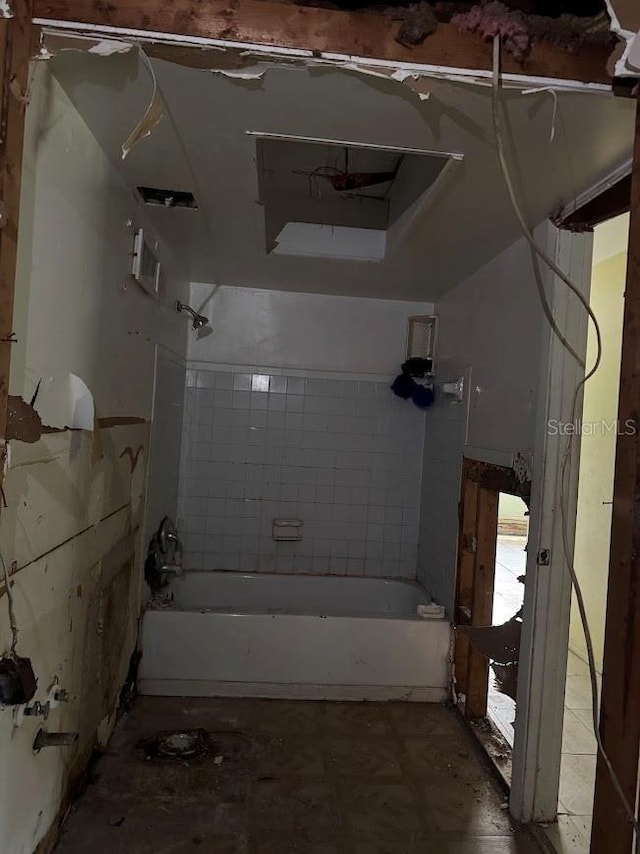 bathroom with washtub / shower combination