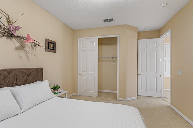 bedroom featuring visible vents, carpet, baseboards, and a closet