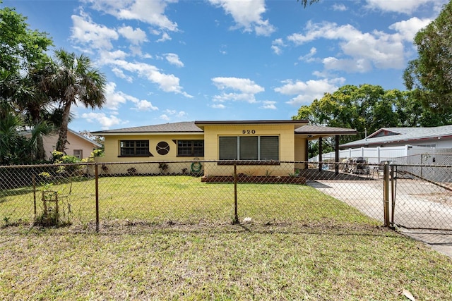 view of front of house featuring fence, a gate, and a front yard