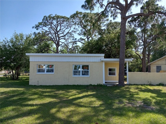 view of front of property featuring fence and a front yard