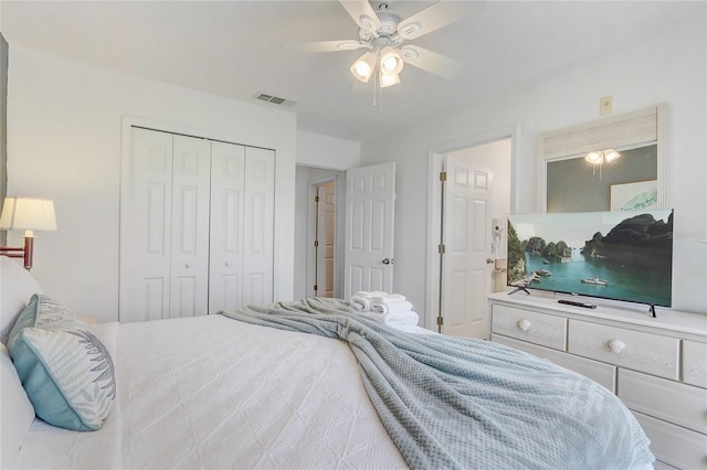 1041 Park Ridge Cir, Kissimmee, FL 34746 - bedroom with a ceiling fan, visible vents, and a closet