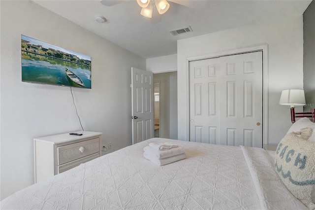1041 Park Ridge Cir, Kissimmee, FL 34746 - bedroom featuring visible vents, ceiling fan, and a closet