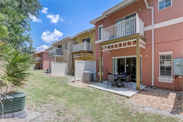 1041 Park Ridge Cir, Kissimmee, FL 34746 - back of property featuring central AC unit, stucco siding, a yard, and a patio area