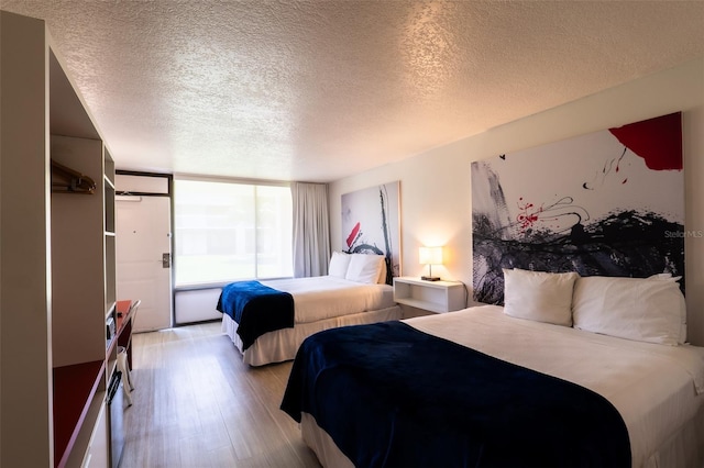 5245 W Irlo Bronson Memorial Hwy Unit 151, Kissimmee, FL 34746 - bedroom featuring light wood finished floors and a textured ceiling