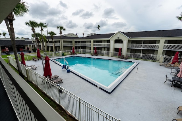 5245 W Irlo Bronson Memorial Hwy Unit 151, Kissimmee, FL 34746 - community pool featuring fence and a patio area