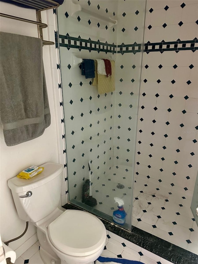 300 Broadview Ave, Altamonte Springs, FL 32701 - bathroom featuring a shower stall and toilet