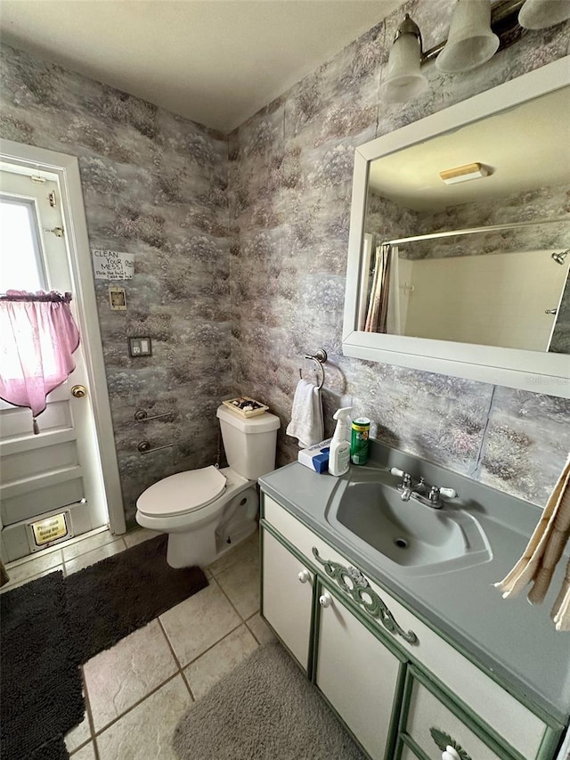 300 Broadview Ave, Altamonte Springs, FL 32701 - full bath with tile patterned flooring, toilet, vanity, and a shower with curtain