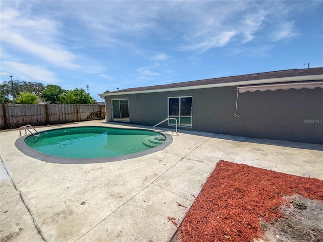 view of pool featuring fence, a fenced in pool, and a patio area