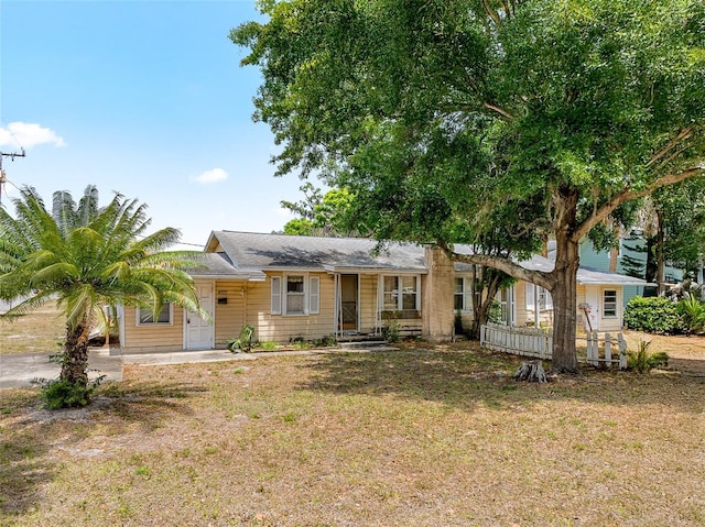 ranch-style home featuring a front yard