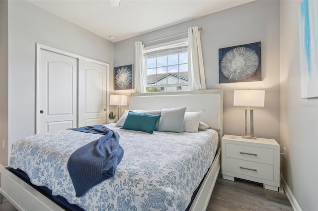 7554 Oak Spring Ln, Davenport, FL 33837 - bedroom featuring dark wood finished floors, a closet, and baseboards