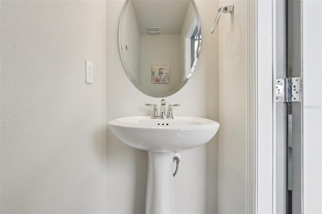 7554 Oak Spring Ln, Davenport, FL 33837 - bathroom featuring a textured wall and a sink