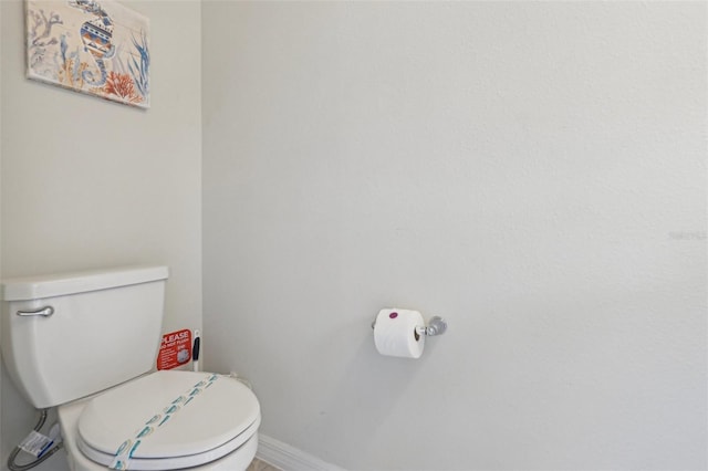 7554 Oak Spring Ln, Davenport, FL 33837 - bathroom with toilet and baseboards