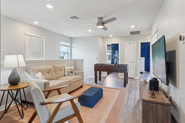 7554 Oak Spring Ln, Davenport, FL 33837 - living area featuring a ceiling fan, wood finished floors, baseboards, and recessed lighting