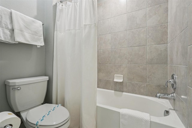 7554 Oak Spring Ln, Davenport, FL 33837 - full bath with toilet and shower / bath combo with shower curtain