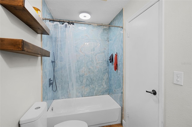 bathroom with toilet, a textured ceiling, and shower / tub combo with curtain