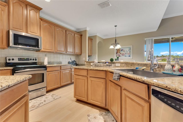 kitchen with visible vents, a sink, a chandelier, stainless steel appliances, and light wood-style flooring