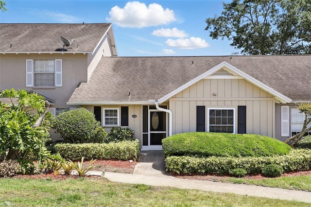 1136 Villa Ln Unit 96, Apopka, FL 32712 - view of front of property featuring roof with shingles and board and batten siding