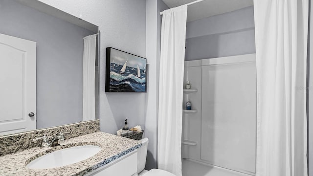 full bath with vanity, toilet, and a shower with curtain