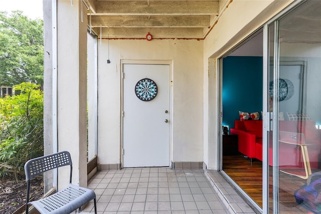 property entrance featuring a balcony