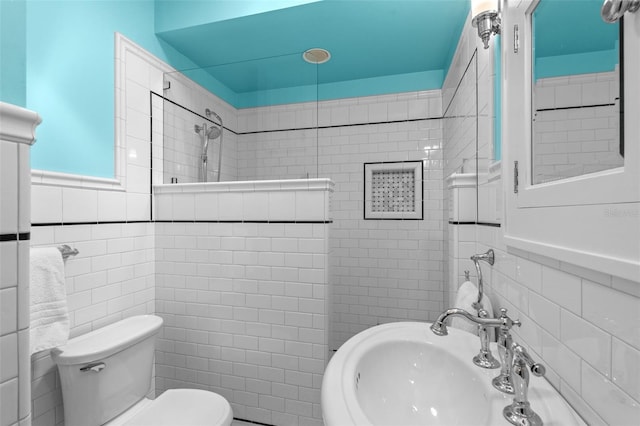 806 E Amelia St, Orlando, FL 32803 - full bathroom featuring a sink, tile walls, toilet, wainscoting, and a tile shower