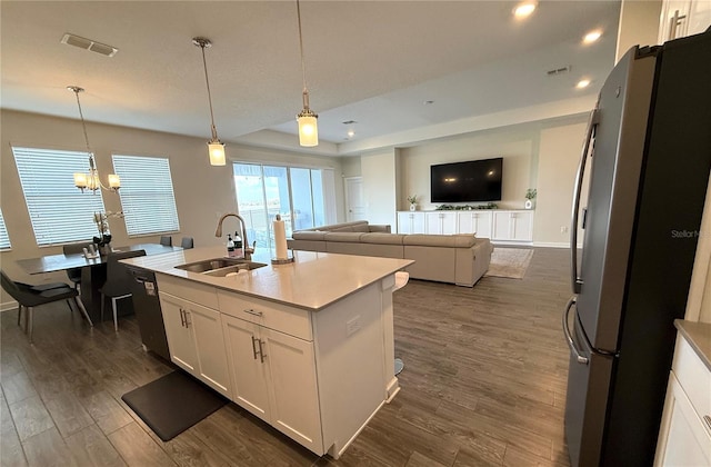 kitchen featuring a sink, a chandelier, freestanding refrigerator, dark wood-type flooring, and visible vents