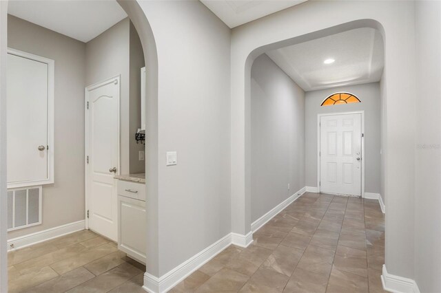 15443 Sugarcup Ct, Orlando, FL 32828 - hall featuring arched walkways and baseboards