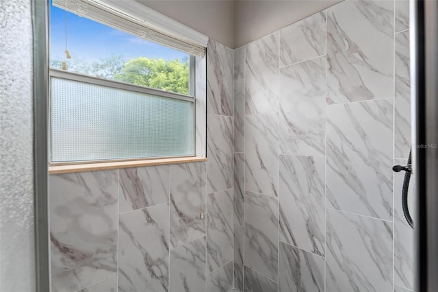 bathroom featuring tiled shower