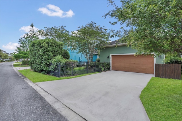 view of front of home featuring fence, stucco siding, an attached garage, and driveway